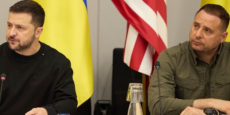 Renuncia la ‘mano derecha’ de Zelenski ante el megaescándalo de corrupción