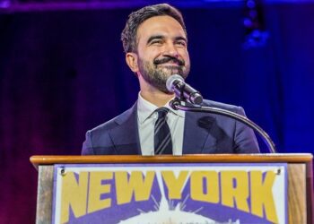 ¿Quién es Mamdani, el nuevo alcalde de Nueva York que enrabia a los demócratas y se le atraganta a Trump?