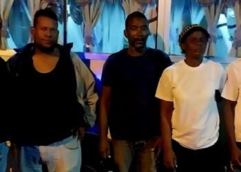 Conductor y cobrador de autobús detenidos por transportar haitianos indocumentados 