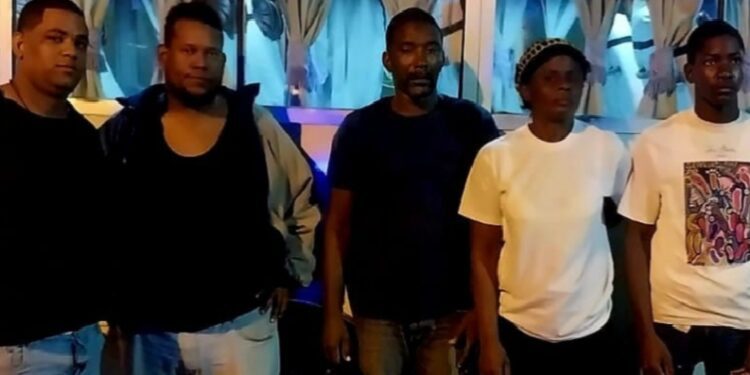 Conductor y cobrador de autobús detenidos por transportar haitianos indocumentados 