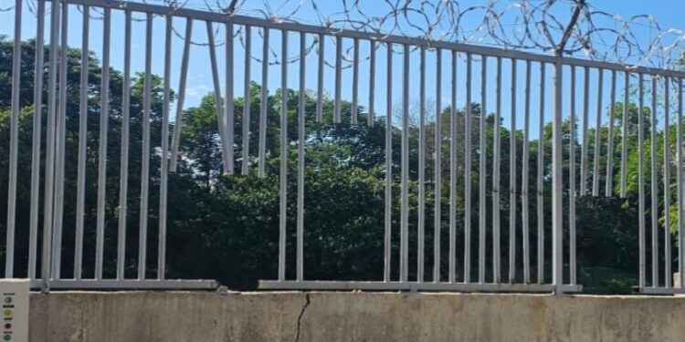 Defensa aclara que aperturas en verja fronteriza es por trabajo en la toma de agua del canal La Vigía