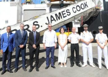 Presidente Abinader visita buque oceanográfico RRS James Cook en el Puerto de Santo Domingo
