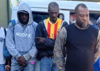 Ejército detiene conductor que transportaba a seis haitianos camuflados con mercancías