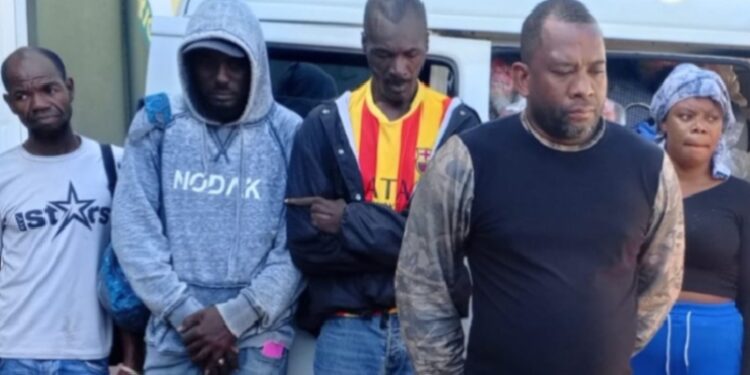 Ejército detiene conductor que transportaba a seis haitianos camuflados con mercancías