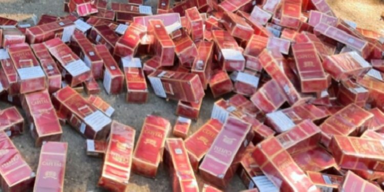 Ejército ocupa 59,600 cigarrillos ilícitos ocultos en una yipeta en Mao