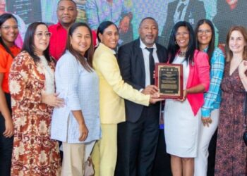 RD entrega su primera acreditación CODICE a escuelas que lideran la transformación digital