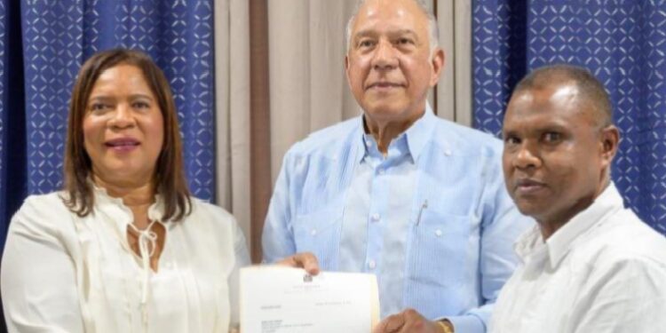 Gobierno entrega certificaciones para obras comunitarias en Monseñor Nouel