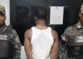 Policía ocupa armas, drogas y arresta a dos por robo en Monte Plata