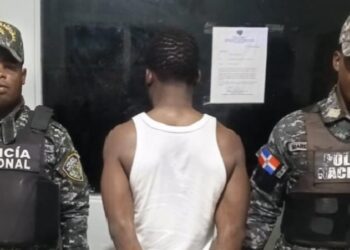 Policía ocupa armas, drogas y arresta a dos por robo en Monte Plata
