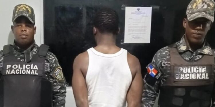 Policía ocupa armas, drogas y arresta a dos por robo en Monte Plata