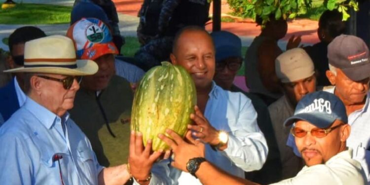 Invivienda y barrios aledaños se benefician de Feria Navideña del Frente Agropecuario PRM 