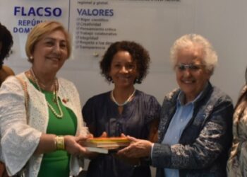 Biblioteca Nacional dona lote libros a centro documentación de FLACSO-RD