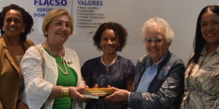 Biblioteca Nacional dona lote libros a centro documentación de FLACSO-RD