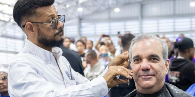 Presidente Abinader sostiene encuentro con 1,000 peluqueros 