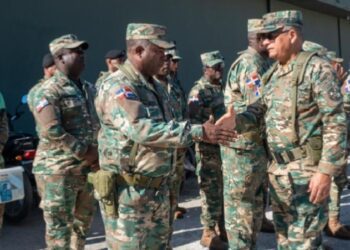 Ministro de Defensa recorre unidades del Ejército en la zona fronteriza