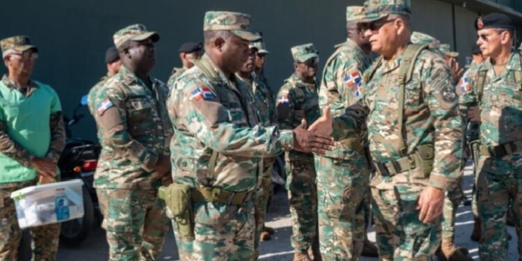 Ministro de Defensa recorre unidades del Ejército en la zona fronteriza