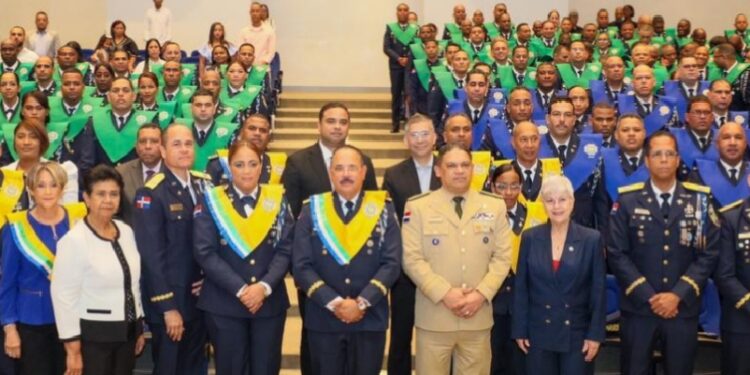 IPES gradúa 249 policías y dos miembros agregados militares 