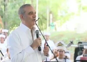 Abinader comparte villancicos en el entorno de la Casa Presidencial de Santiago