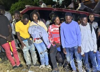 Ejército intercepta miniván con 21 haitianos indocumentados en Guayubín