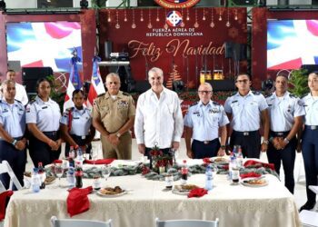 Presidente Abinader almuerza con oficiales y soldados de la Armada y la Fuerza Aérea