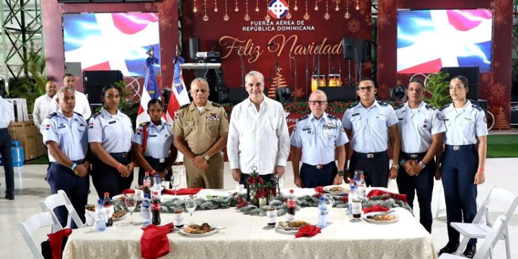 Presidente Abinader almuerza con oficiales y soldados de la Armada y la Fuerza Aérea