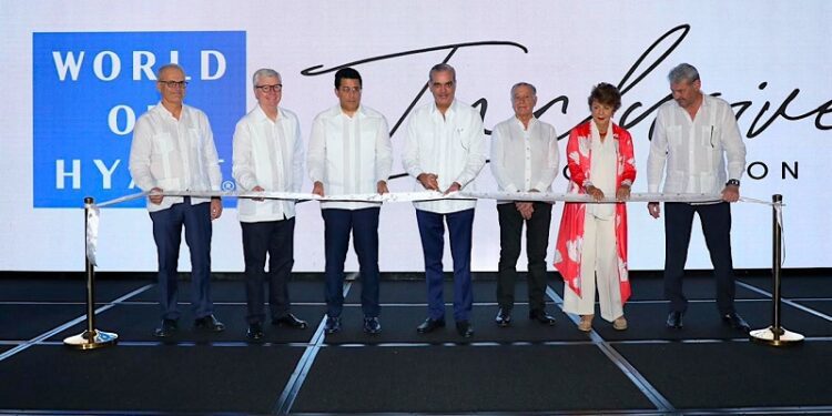 Presidente Abinader asiste a inauguración de los hoteles Dreams y Secrets Playa Esmeralda en Miches