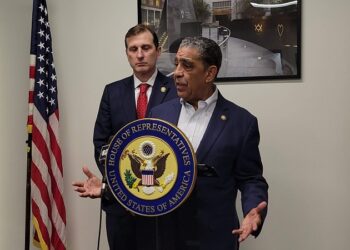 Adriano Espaillat obtiene acceso a instalaciones del ICE donde ingresan a detenidos