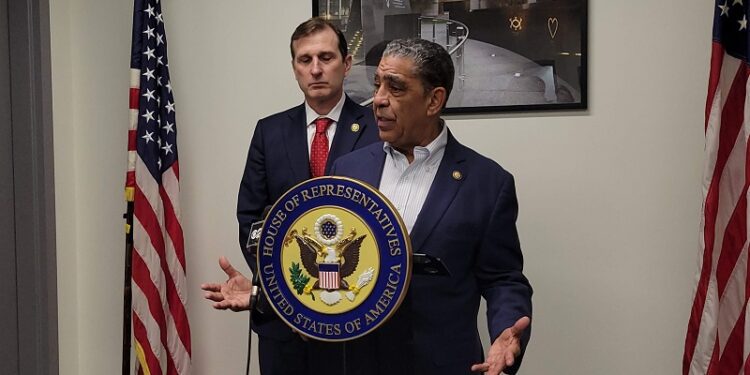 Adriano Espaillat obtiene acceso a instalaciones del ICE donde ingresan a detenidos