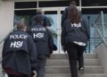 Agentes del ICE detienen a dos dominicanos y un haitiano