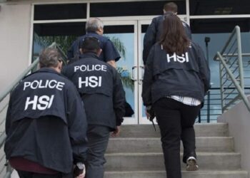 Agentes del ICE detienen a dos dominicanos y un haitiano