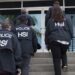 Agentes del ICE detienen a dos dominicanos y un haitiano