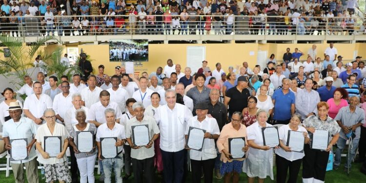 Presidente Abinader entrega 1.305 títulos de propiedad