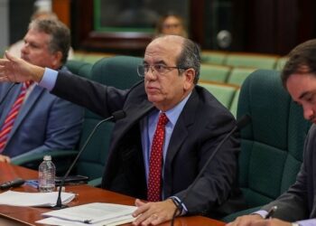 El exgobernador Acevedo Vilá reacciona a imagen donde aparece junto Jeffrey Epstein