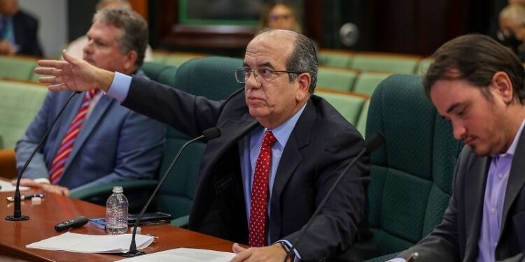 El exgobernador Acevedo Vilá reacciona a imagen donde aparece junto Jeffrey Epstein