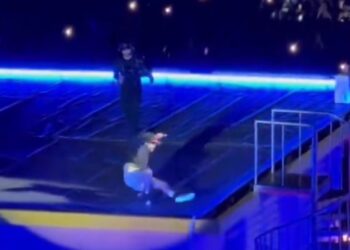 VIDEO: Bad Bunny se cae en su primer concierto en México