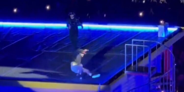 VIDEO: Bad Bunny se cae en su primer concierto en México