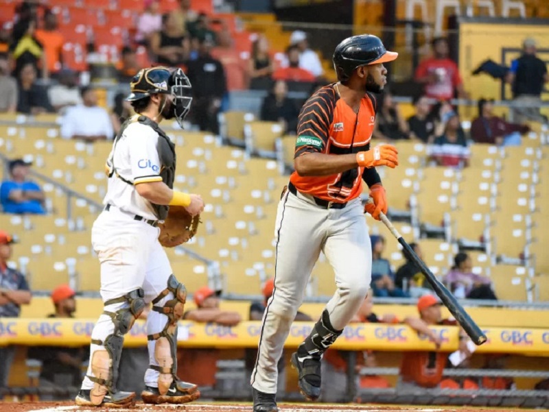 De la Cruz le da un buen fin de año a los Toros que superaron 8-5 a las Águilas