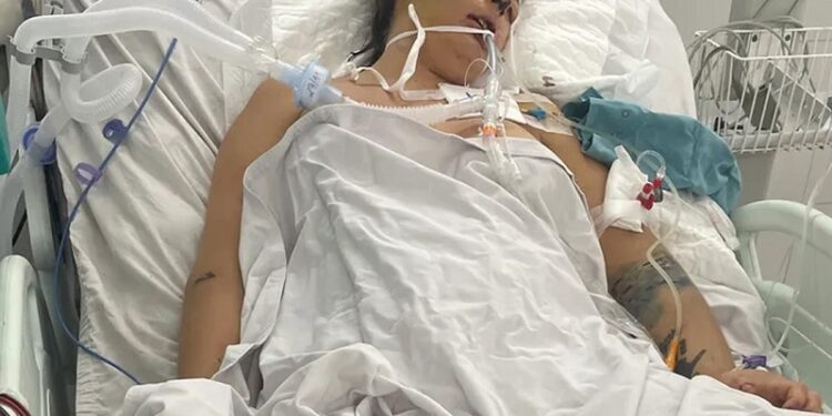 «Desgarrador»: Madre de tres hijos en coma inducido tras cirugía estética