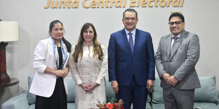 Presidente de la JCE recibe a consultores a los fines de establecer norma ISO Antisoborno