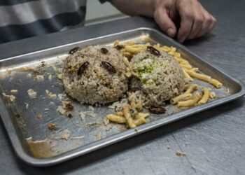 Pelos y cucarachas: la comida ‘infernal’ en una cárcel argentina que desata un escándalo judicial