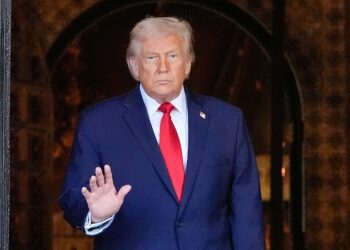 Trump asegura que EE.UU. golpeó una «zona de muelles» en Venezuela