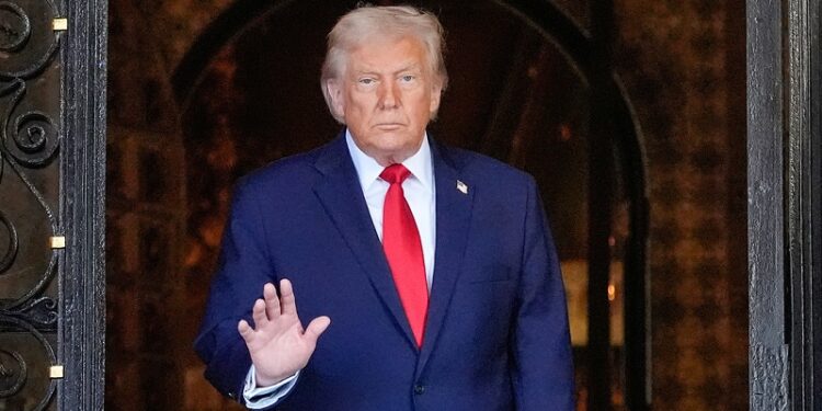 Trump asegura que EE.UU. golpeó una «zona de muelles» en Venezuela