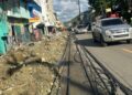 Edesur trabaja para reponer postes derribados durante excavaciones en Villa Altagracia