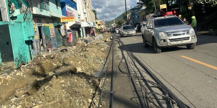 Edesur trabaja para reponer postes derribados durante excavaciones en Villa Altagracia