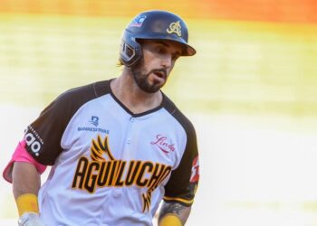 Águilas Cibaeñas derrotan a Estrellas en tarde de niños en el Estadio Cibao