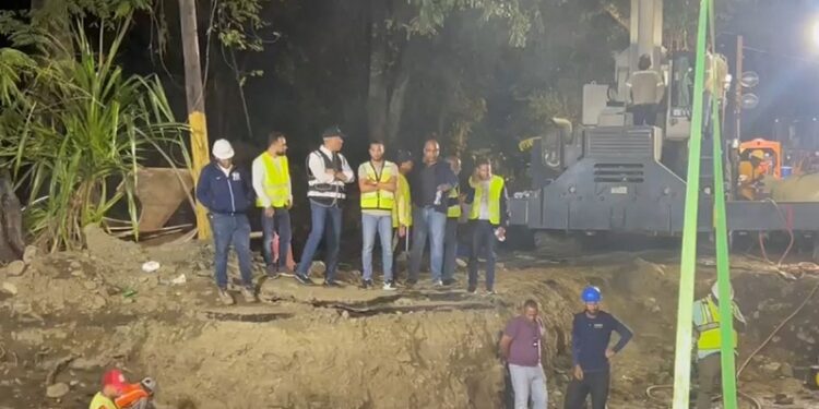 Coraasan, Inapa, Estrella y AlcarAW reparan avería en tubería acueducto Cibao Central