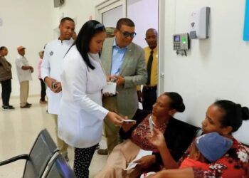 Gobierno entrega bono navideño a hospitales y otras instituciones de salud y discapacidad