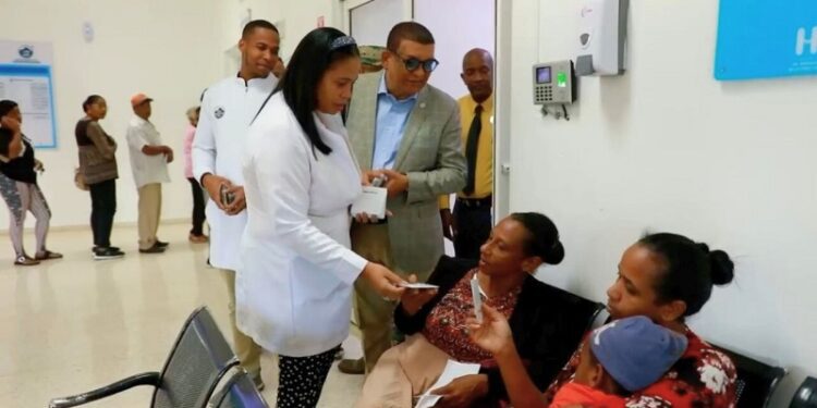 Gobierno entrega bono navideño a hospitales y otras instituciones de salud y discapacidad