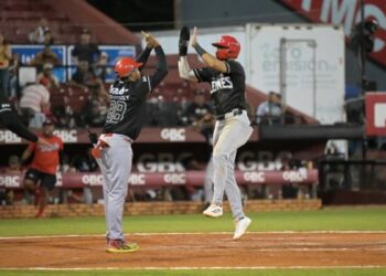 Leones vienen de atrás para vencer a Gigantes y afianzarse en cuarto