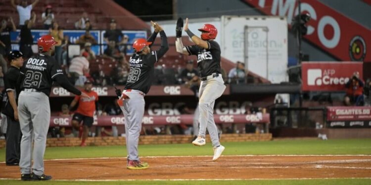 Leones vienen de atrás para vencer a Gigantes y afianzarse en cuarto